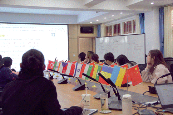 缅甸语班学生认真听讲