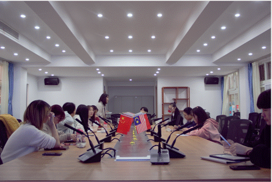 会前老师们与学生们交流